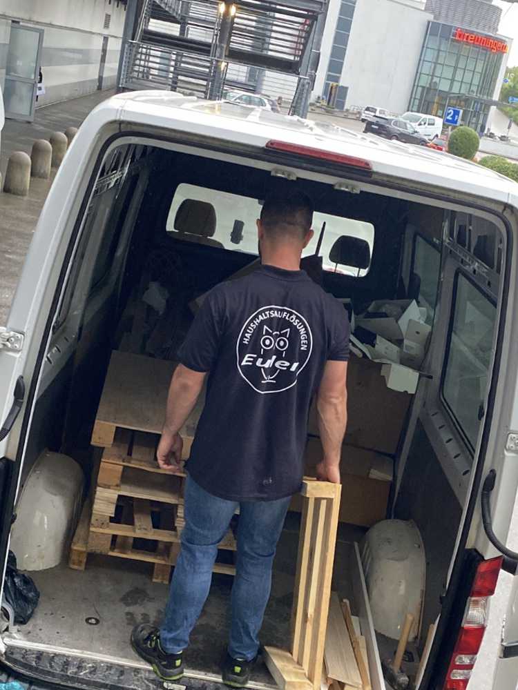 Paletten werden aus Transporter ausgeladen