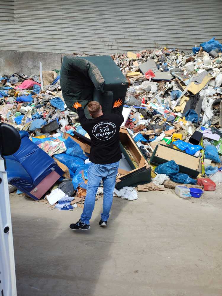 Sofa wird auf Müll geschmissen